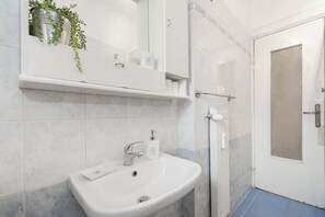 Ducha, artículos de tocador gratuitos, secador de pelo, bidet