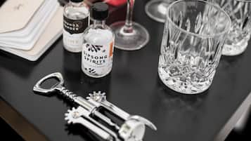 Une table sur laquelle se trouvent divers objets, notamment des verres, des bouteilles et une clé.