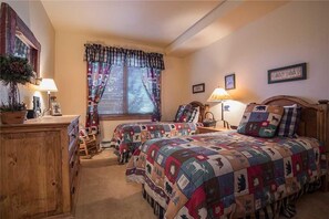 Condo, varias camas (2205 Timberline Lodge, Trappeur's Cro) | 2 habitaciones, tabla de planchar con plancha y wifi gratis