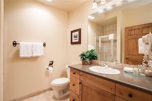 Apartment, Mehrere Betten (2205 Timberline Lodge, Trappeur's Cro) | Badezimmer | Kostenlose Toilettenartikel, Haartrockner, Shampoo