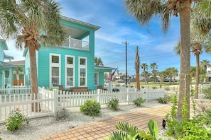 Exterior - Bright and cheery home! In town - gated community, 2 heated community pools! (Port Aransas)