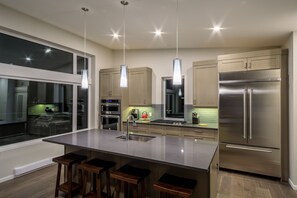 冷蔵庫、電子レンジ、オーブン、コンロ