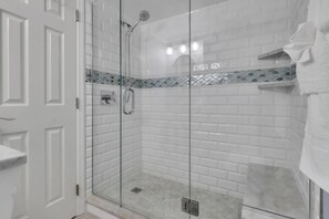 Dusche, Haartrockner, Handtücher, Seife