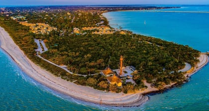 UNGESCHLOSSENER Blick auf den Golf! Komplett renoviert, alles brandneu, atemberaubende 7. Stock, kostenloses WiFi!