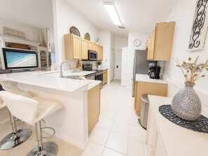 Fridge, microwave, oven, stovetop - Comfortable & Spacious Pool Home With Spa in Highlands Reserve - Golf Course View (Davenport)