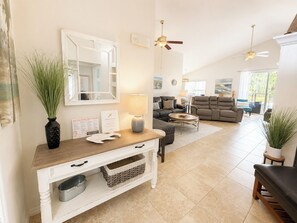 TV - Comfortable & Spacious Pool Home With Spa in Highlands Reserve - Golf Course View (Davenport)