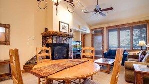 คอนโด, เตียงคิงไซส์ 1 เตียง และโซฟาเบด (2312 Timberline Lodge, Trappeur's Cro) | ครัวส่วนตัว | เครื่องชงกาแฟ/ชา, ตู้เย็น, ไมโครเวฟ, เตาอบ
