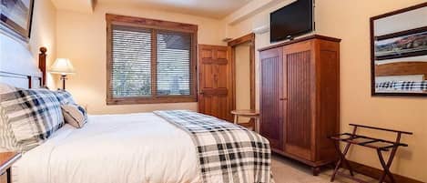 Condo, 1 King Bed with Sofa bed (2312 Timberline Lodge, Trappeur's Cro)