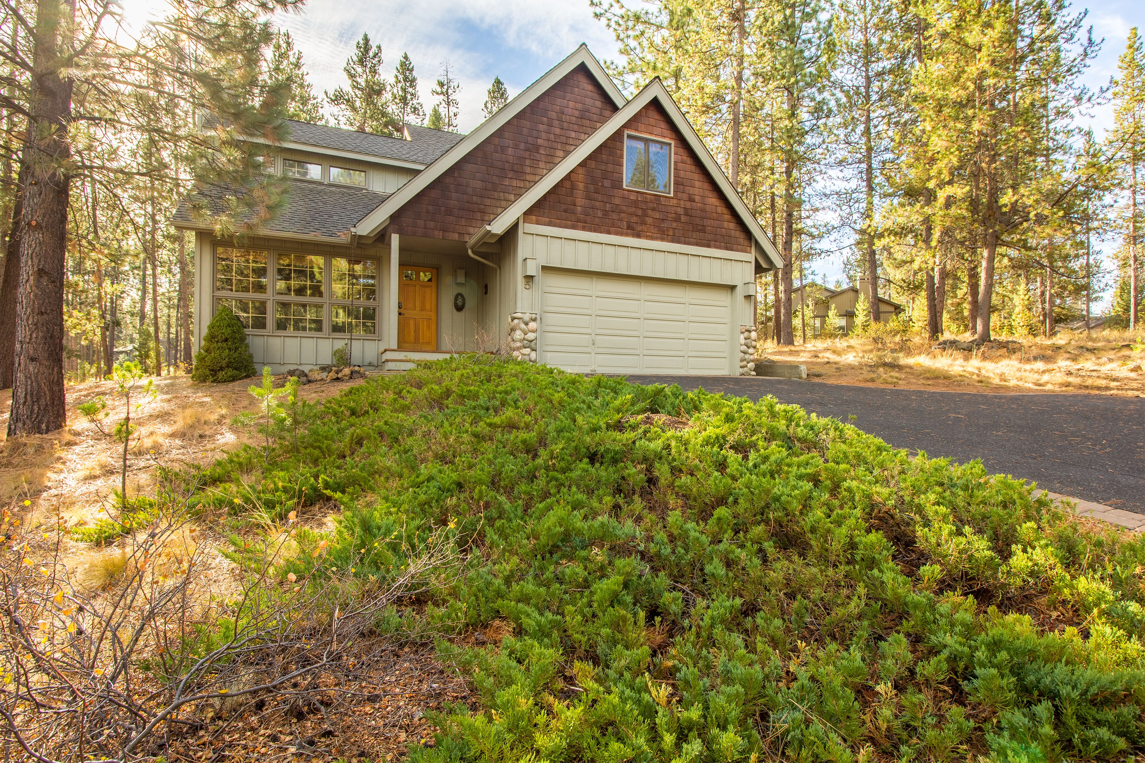 Quiet Setting, A/C, Private Hot Tub, Dog Loving - MTBA05