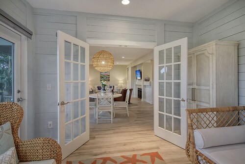 Calming Coastal villa, minutes to beach