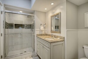 Combined shower/bathtub, hair dryer, towels