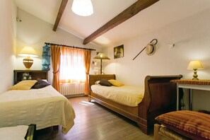 Bedroom - Homerez - Provencal Villa with Pool in Barbentane (Barbentane)