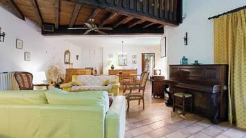 TV, videogames, DVD player, aparelho de som