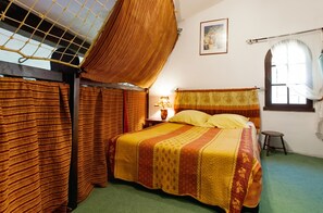 A room with a bed, curtains, a lamp, and a window. - Homerez - Provencal Villa with Pool in Barbentane (Barbentane)