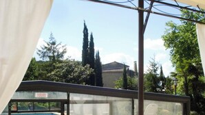 A pool area with a glass enclosure, surrounded by trees and a clear sky. - Homerez - Provencal Villa with Pool in Barbentane (Barbentane)