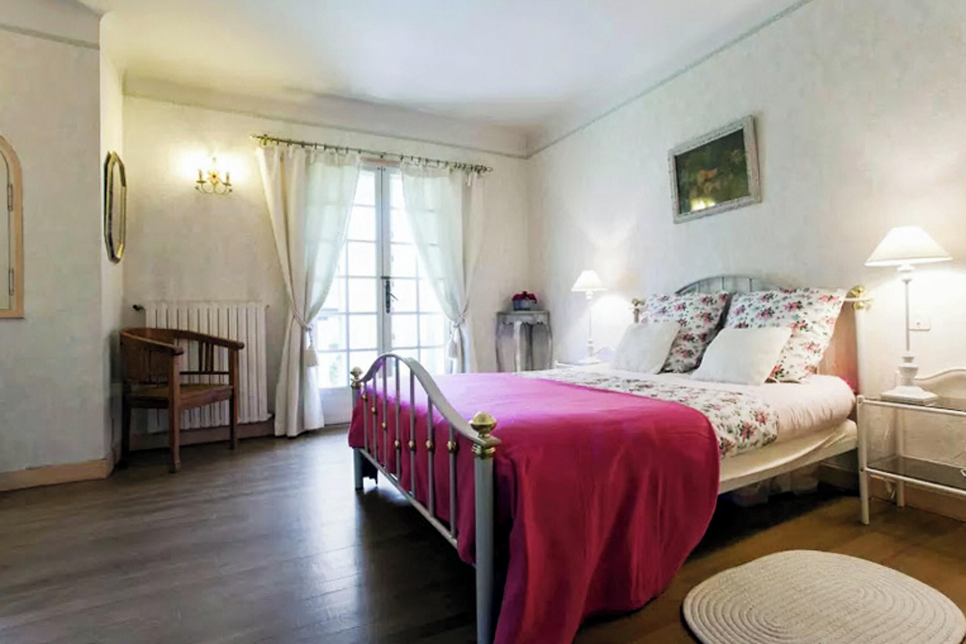 4 bedrooms, desk, iron/ironing board, internet