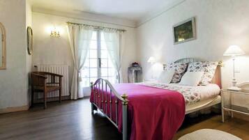 4 bedrooms, desk, iron/ironing board, internet