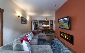 Televisión, chimenea y reproductor de DVD 