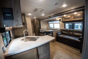 Kjøleskap, mikrobølgeovn, kokeplater og kaffetrakter/tekoker