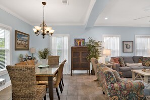 TV, DVD player, stereo - Ultimate Beach Escape: Luxury Vacation Home with Breathtaking Poolside Views (Pensacola)