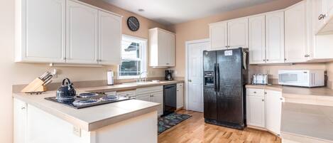 Fridge, microwave, dishwasher, coffee/tea maker