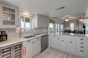 Fridge, microwave, oven, stovetop - Wonderful ocean views and is right next to the community pool. Located in the cl (Port Aransas)