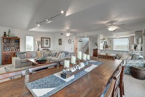 Interior - Wonderful ocean views and is right next to the community pool. Located in the cl (Port Aransas)