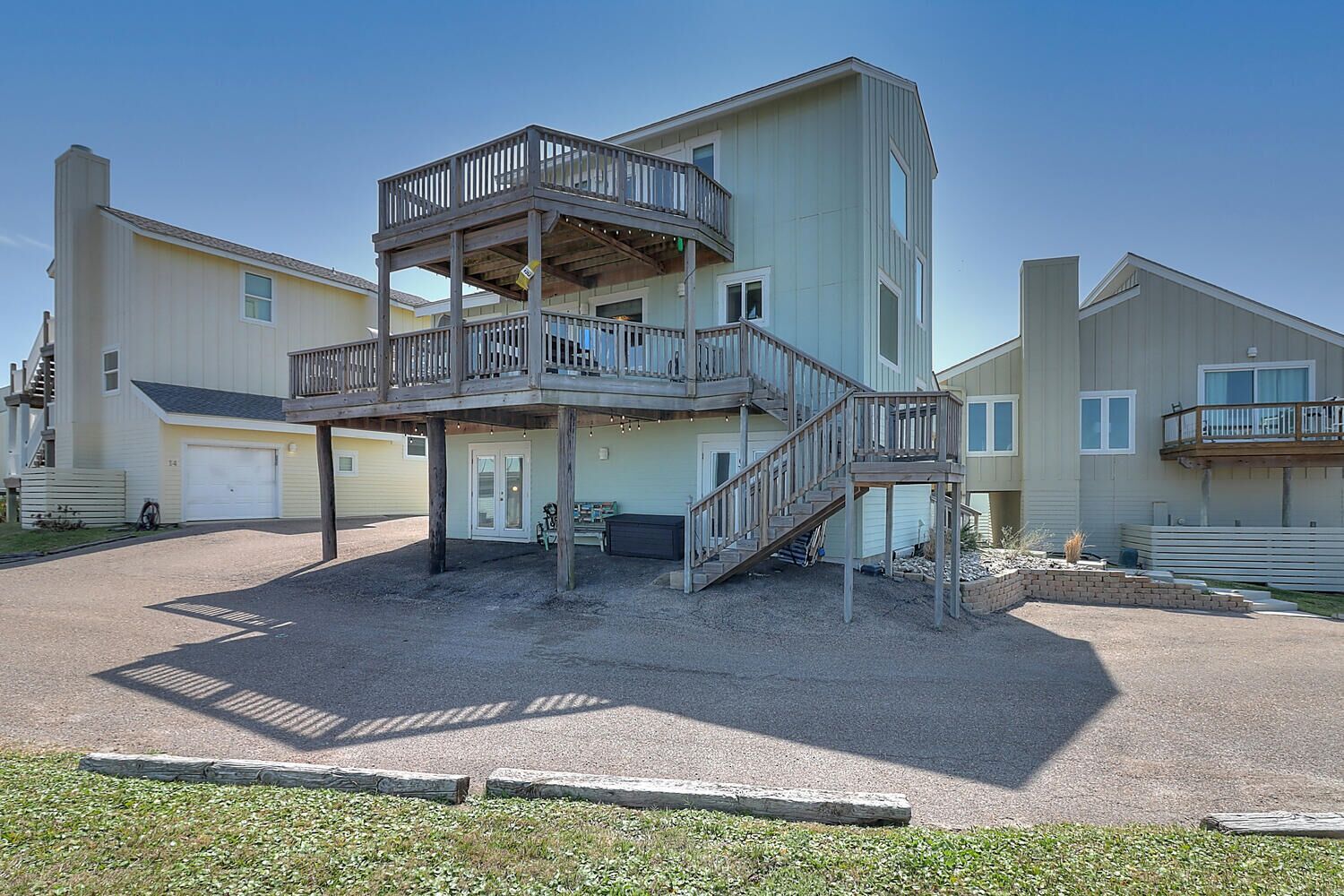 Fabulous pet friendly beachfront home! Community pool and lush landscape!