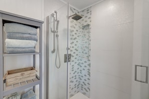 Shower, hair dryer, towels, soap - Wonderful ocean views and is right next to the community pool. Located in the cl (Port Aransas)