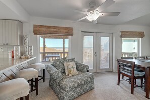 TV - Wonderful ocean views and is right next to the community pool. Located in the cl (Port Aransas)