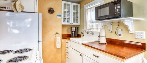 Réfrigérateur, four à micro-ondes, un four, surface de cuisson