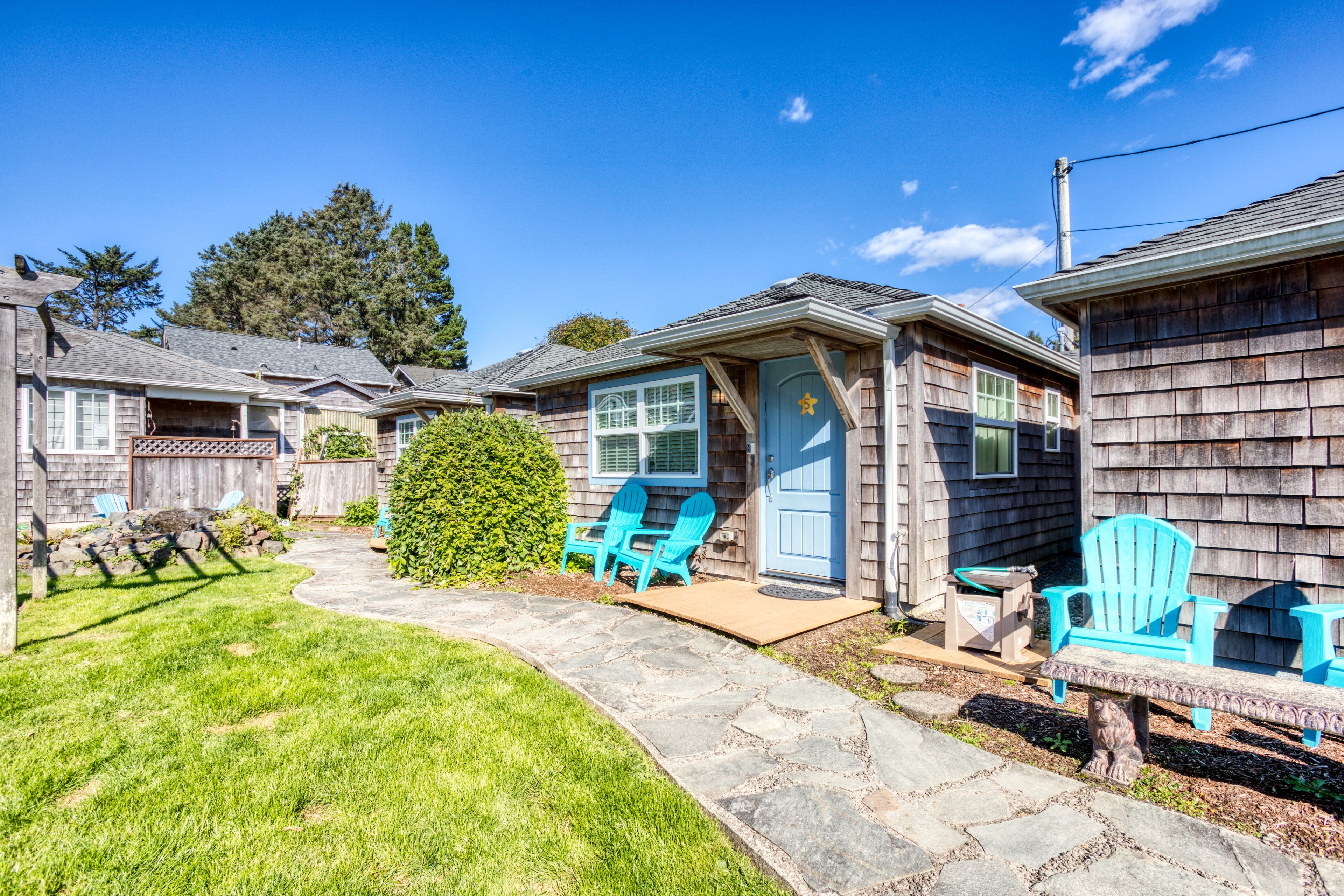 Three Sunny Cottages in a Great Location Near Downtown & Beach - Dogs Welcome