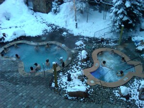Une zone de sources chaudes avec plusieurs bassins, le tout entouré de neige.
