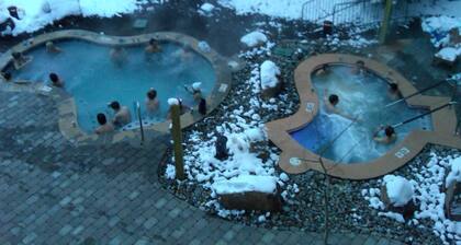 Ski mountain views, hot tubs and small heated pool! Free Parking and Wifi