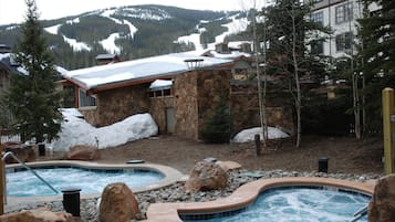 Utomhuspool och uppvÀrmd pool