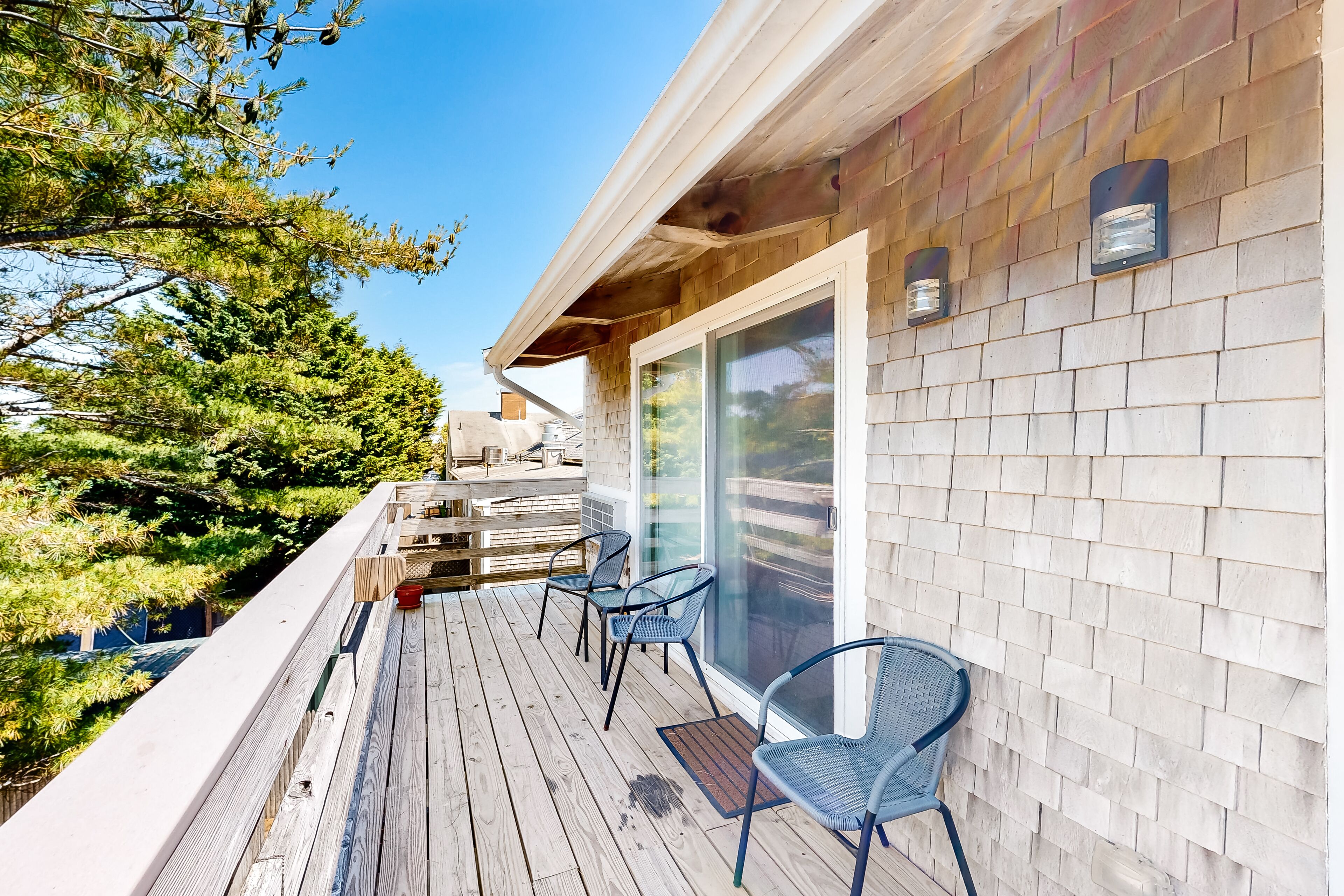Cozy townhouse with pool, tennis & great location close to the beach