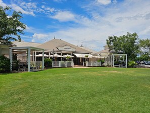 Exterior - Remodeled.  Luau 6705 in Sandestin.Tram, wifi, larger Studio with balcony (Miramar Beach)