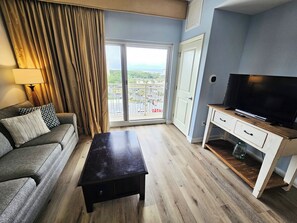 TV, DVD player - Remodeled.  Luau 6705 in Sandestin.Tram, wifi, larger Studio with balcony (Miramar Beach)