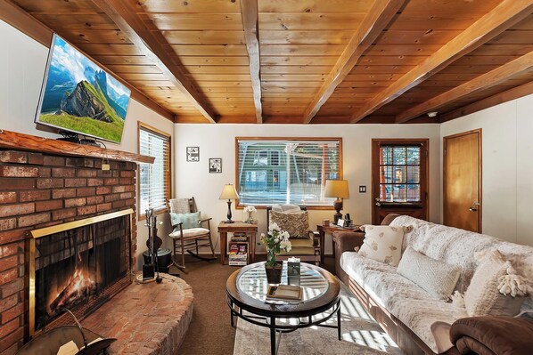 LCD TV, fireplace, Netflix, streaming services