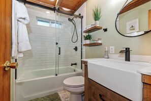 Shower, towels - Oak Tree Retreat: Walk to Village! Spa! WiFi! BBQ! Fenced Yard! Deck! Pet Friendly! (Big Bear Lake)