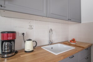 Microwave, dishwasher, coffee/tea maker, cookware/dishes/utensils
