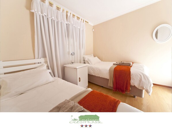3 bedrooms, iron/ironing board, free WiFi - DeKeurboom Guesthouses. (Green Cottage) (Cape Town)