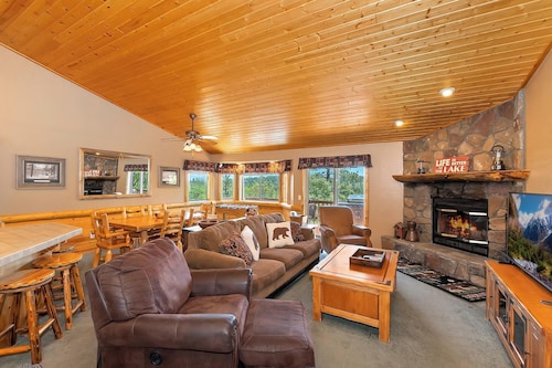 Black Diamond Lodge by Destination Big Bear : Near Bear Mountain! Spa! Wifi! Views! BBQ! DirecTV! Master Suite!