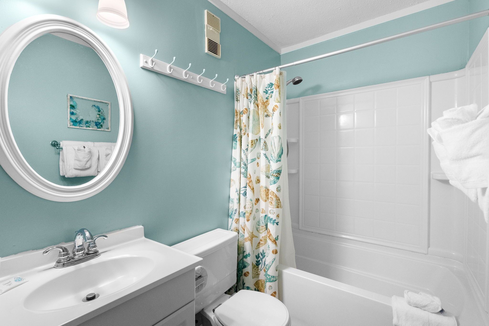 Un baño con inodoro, lavamanos y ducha.