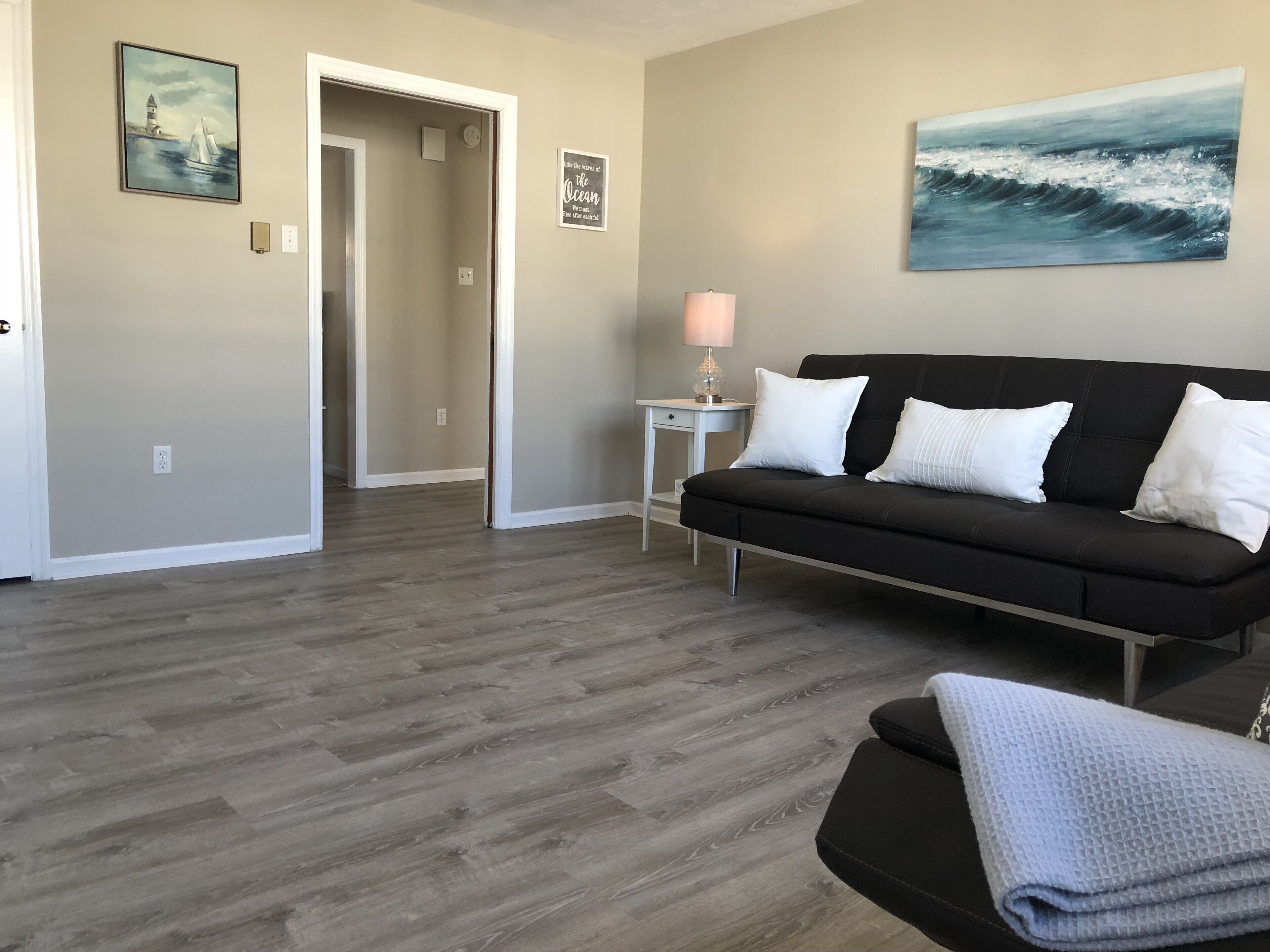 Smart-TV, bøker og stereoanlegg