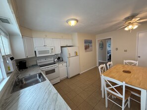 冰箱、微波炉、烤箱、炉灶