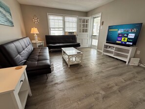 智能电视、书、立体声音响