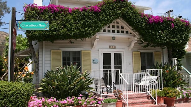 A house with a sign reading "Catalina Hue." - 359CA: Charming Family Home, 3 Blocks to Beach, Restaurants and Shops (Avalon)
