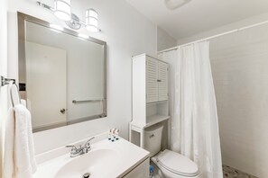 Douche, sèche-cheveux, serviettes fournies, shampoing