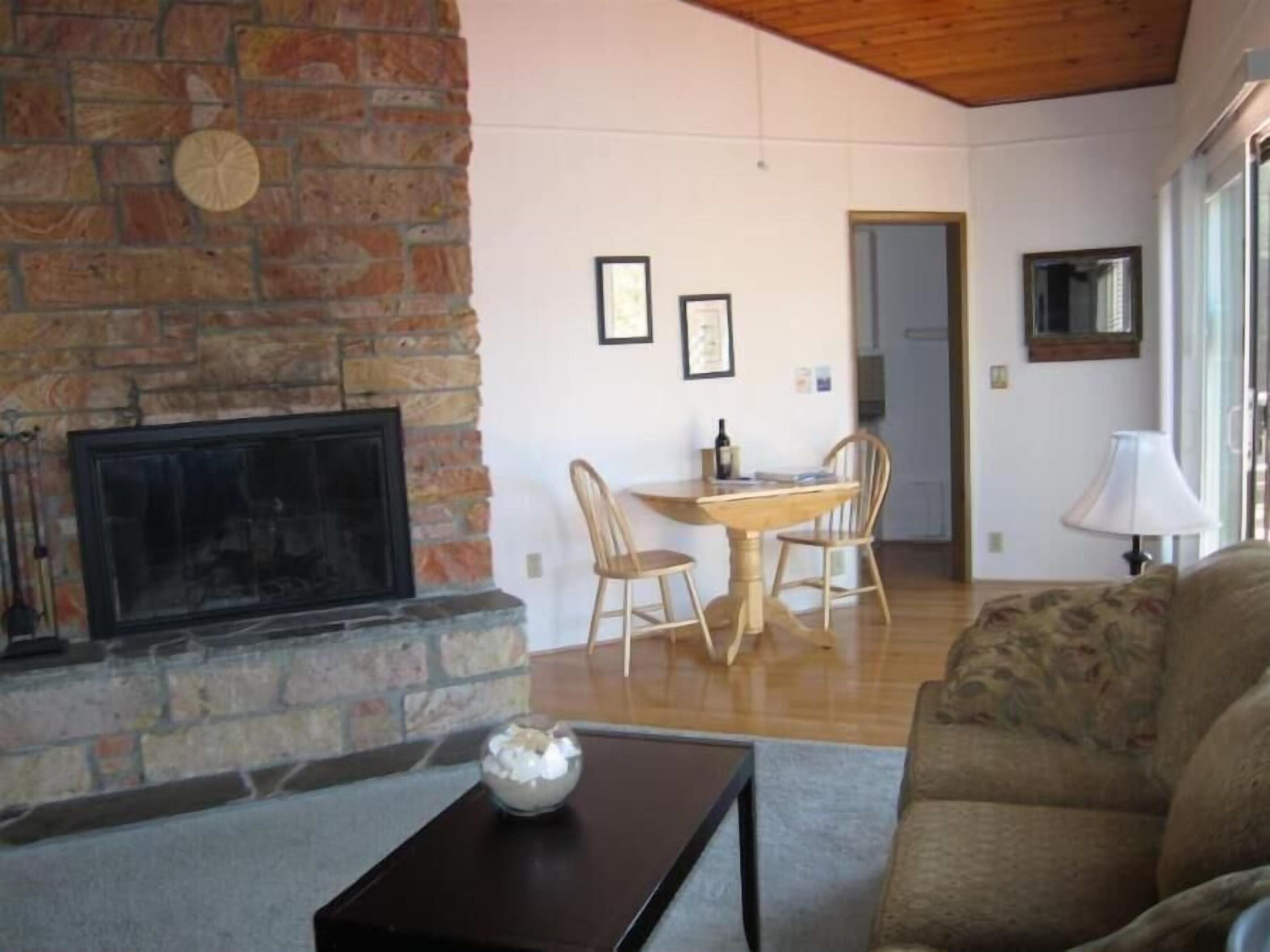 Smart TV, fireplace, Netflix, books